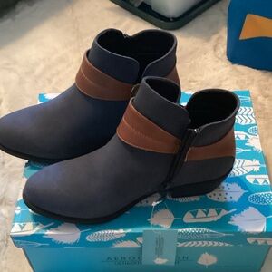 AEROSOLES Women's Navy and Chestnut Ankle Boots